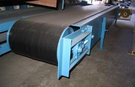 Объект: Ленточный конвейер для транспортировки коробок с мебелью весом 25 кг