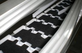 Объект: Прямые и поворотные пластинчатые конвейеры для бутылок