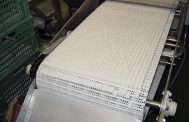 Объект: Конвейер с модульной лентой для транспортировки сахарных кубиков