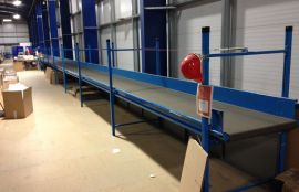 Прямой ленточный конвейер установленный в складском комплексе для транспортировки картонных коробок - фото 2