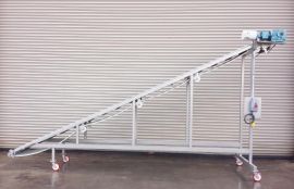 Ленточный наклонный передвижной конвейер для поднятия на высоту 2000 мм текстиля в рулонах