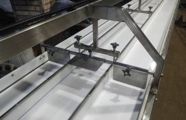  Ленточный конвейер для перемещения и наполнения лотков с едой - фото 4