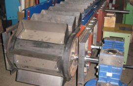 Объект: Ленточный конвейер с металлическими ковшами для песка